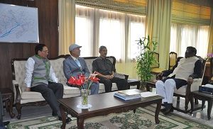 The Governor of Arunachal Pradesh Shri V. Shanganamuthan with eminent intellectuals of the State Dr. Joram Begi, State Chief Information Commissioner in the Gandhi Hall of Raj Bhavan, Itanagar on 13th October�2016.